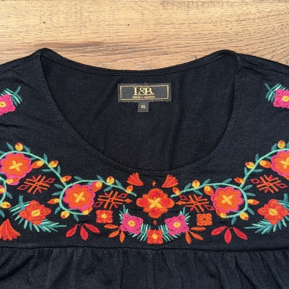 L&B Embroidered Black Top - Picture 3 of 4